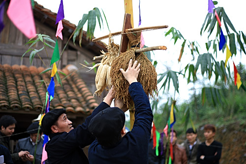 ​Lễ hội Gầu Tào,  lễ hội này vào sáng mùng 1 Tết.